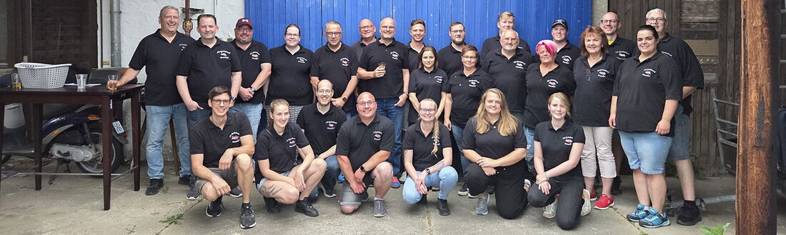 Zeige ein Gruppenfoto der Alt-Kerbeborsch KG Amor Bremthal